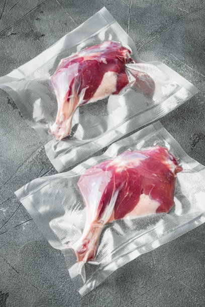 生鸭腿肉密封袋真空烹饪，在灰色的石头背景图片下载
