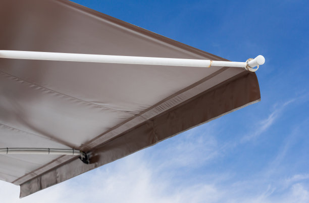 棕色遮阳篷与蓝天背景。图片下载