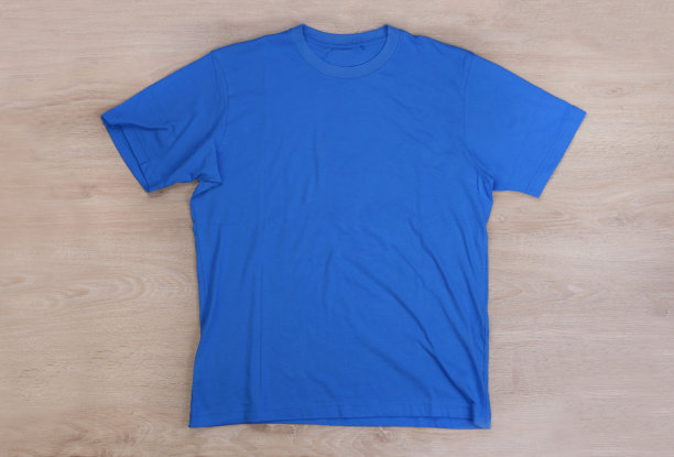 前面蓝色t恤木制背景图片下载