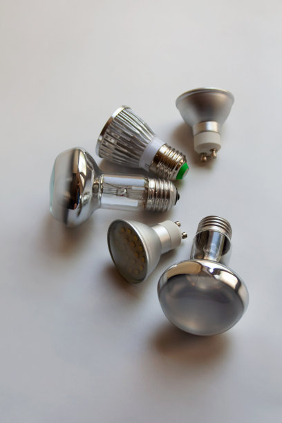 白色背景上的银色灯泡图片下载