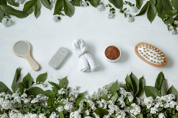 Spa成分与身体护理产品和鲜花俯视图。图片下载