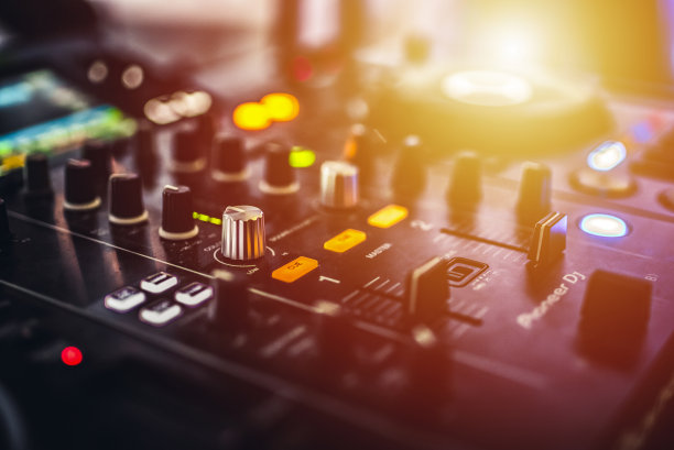 DJ在混音俱乐部演奏音乐。特写镜头。图片下载