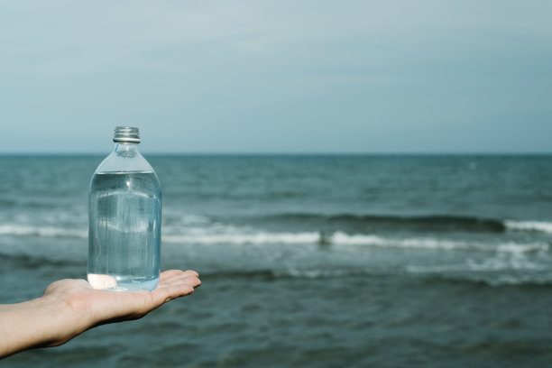 一个手里拿着可重复使用的水杯的人图片下载
