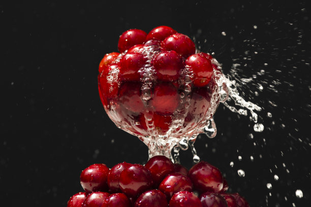 玻璃杯里的熟樱桃图片下载