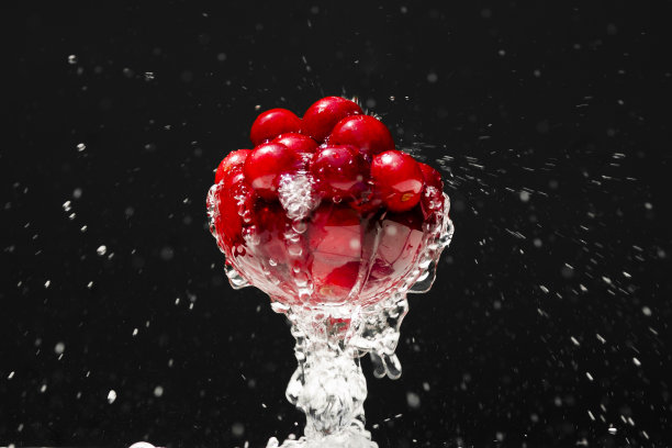 玻璃杯里的熟樱桃图片下载