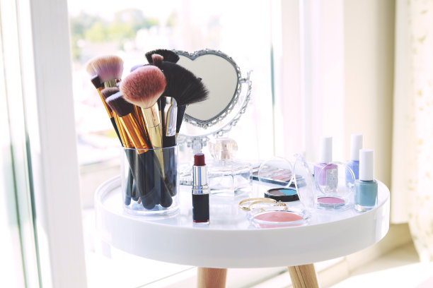桌子上有化妆刷和镜子图片下载