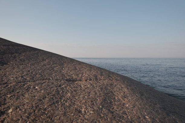 简约的北欧景观。岩石荒芜的海岸图片下载