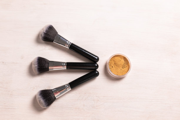 矿物粉和刷子。环保有机美容产品图片下载