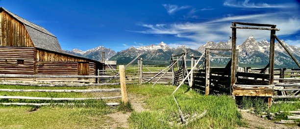乡村农庄，在谷仓的院子里图片下载
