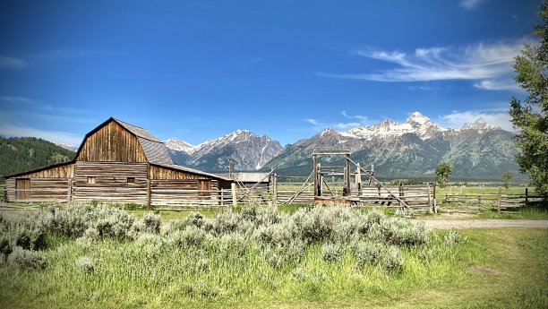 提顿山谷的雪帽和谷仓图片下载