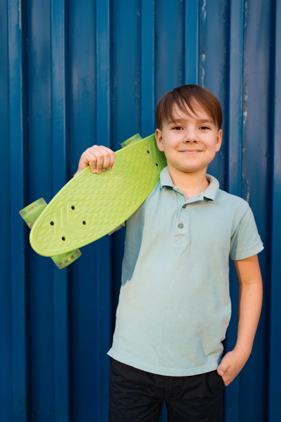 一个小男孩手里拿着一枚绿色的便士图片下载