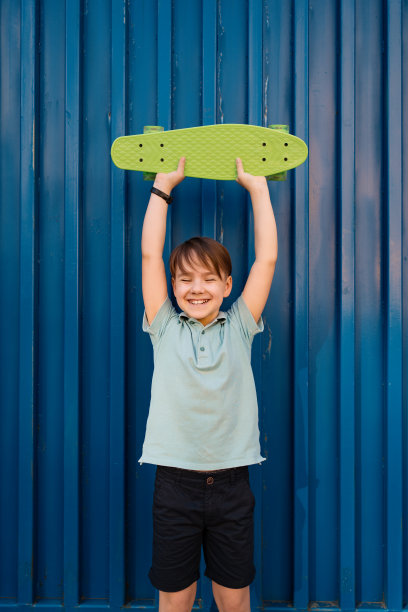 一个小男孩手里拿着一枚绿色的便士图片下载