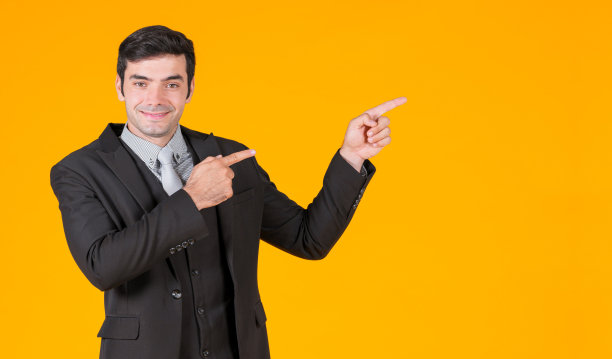 年轻的白人商人穿着灰色衬衫和黑色西装手指着同一个方向。展示目前正在飞速发展的项目。在成功的商业中投资的概念。图片下载