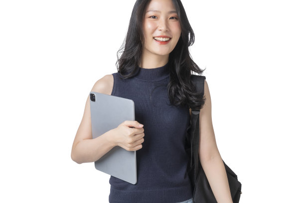 幸福开朗的亚洲成年女性青少年手持平板和背包休闲布准备学校概念孤立的白色背景图片下载