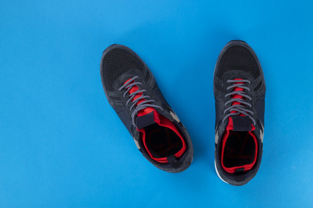一双男人的绝缘运动鞋特写图片下载