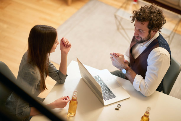 俯视年轻的白人夫妇在家里工作，有一个商务会议。图片下载