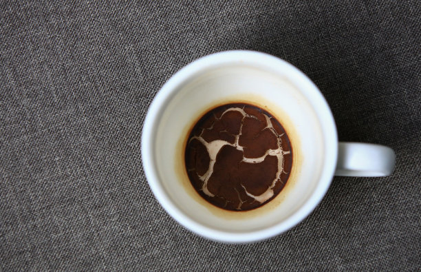 空而干的咖啡在杯子里图片下载