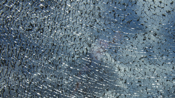 破碎的汽车玻璃上的灯光，纹理的背景图片下载