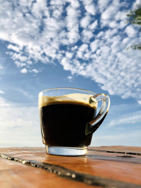 旧木头上的热咖啡杯图片下载