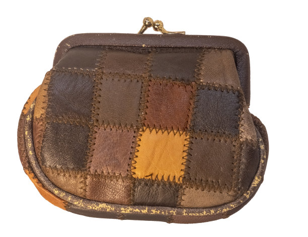 优雅的复古皮革钱包，由小的多色皮革片连接由之字形接缝图片下载