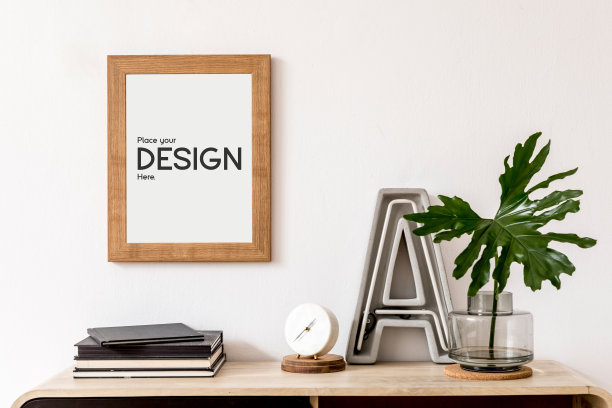 时尚的大厅/客厅室内设计，模拟海报框架，木制马桶和配件。模板。图片下载