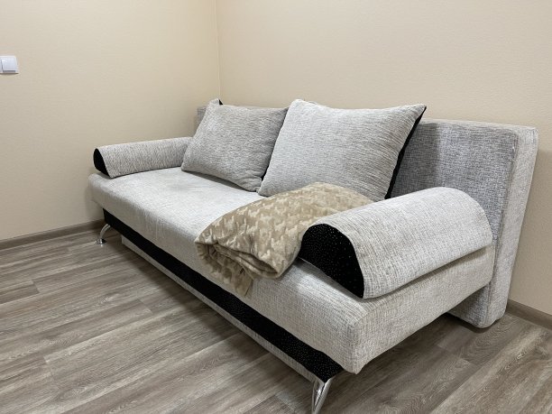 灰色沙发和枕头图片下载