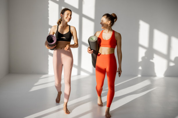 两个朋友在瑜伽休息时聊天图片下载