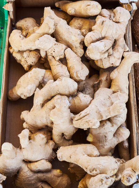 街头市场上的一盒生姜图片下载