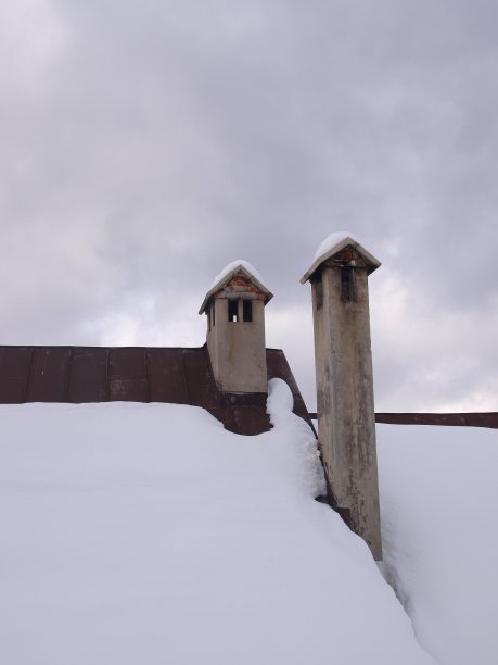 烟囱和雪图片下载