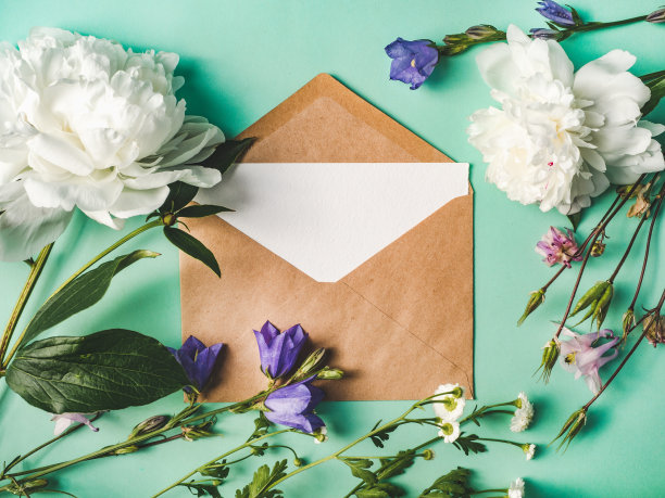 鲜艳的鲜花和放置祝贺信息的地方图片下载