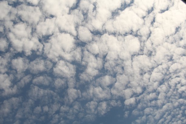 天空中的云图片下载