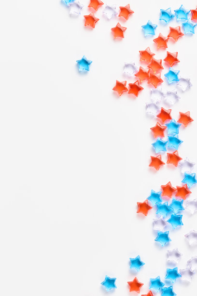 框架的蓝色，红色和透明的星星在一个白色的背景。庆祝7月4日独立日的横幅。复制空间，俯视图，垂直框架图片下载