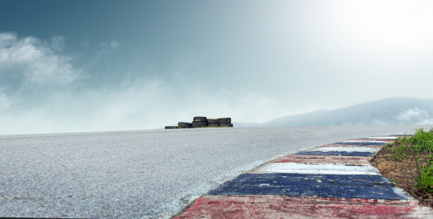 赛道和天空背景图片下载