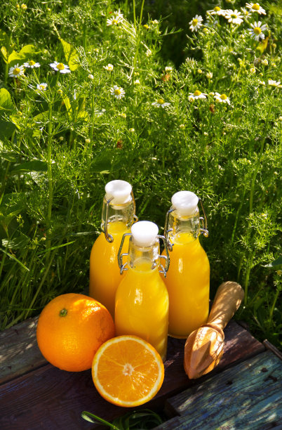 自制的橙柠檬水。夏日冷橙饮品图片下载