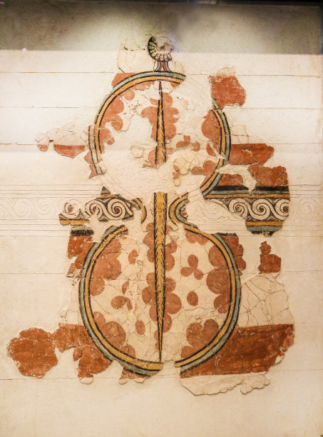 考古学家发现的瓦片在墙上拼凑起来，以重现古希腊的马赛克，虽然缺少许多碎片图片下载