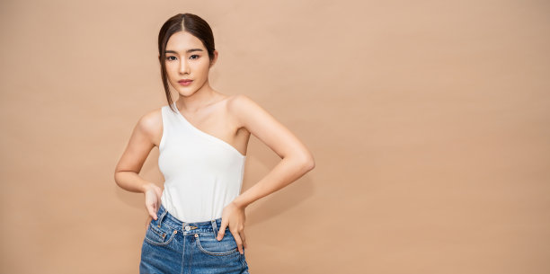 肖像年轻美丽性感的亚洲韩国女人苗条苗条的身体。孤立的脸时尚亚洲女孩看。生活方式日本人化妆，韩国人容光焕发，皮肤苗条合体，邻家美女。图片下载