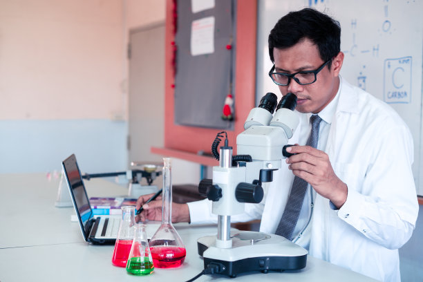 科学教师在课堂上运用计算机和显微镜进行教学图片下载