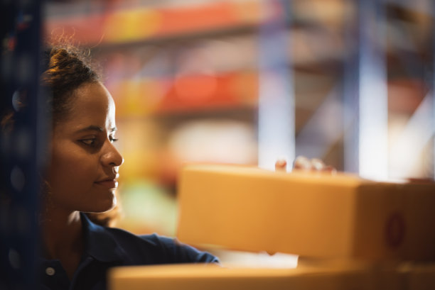 非裔美国人在仓库工作，女经理检查商店库存，企业仓储报告在仓库工作，物流在线航运服务理念图片下载