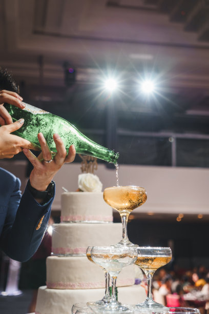 在婚宴上倒香槟图片下载