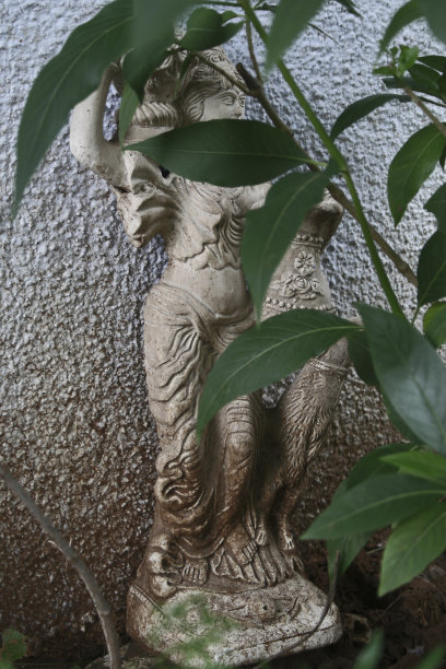 花园里有一尊美丽的女人雕像。图片下载