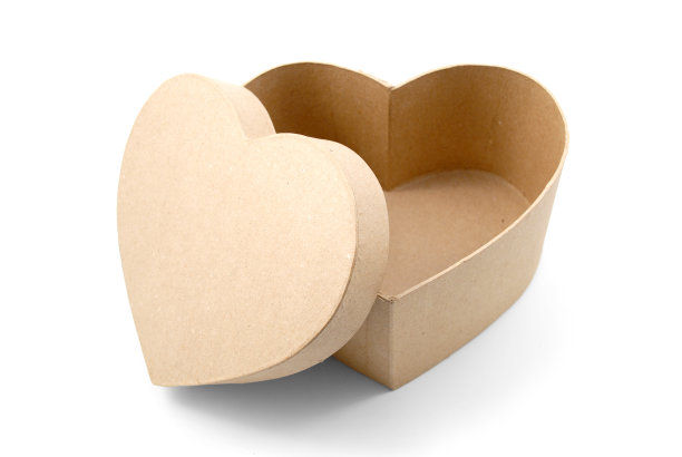 在白色背景上打开心形盒子图片下载
