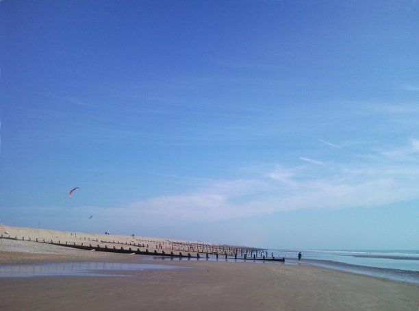 在海滩上玩一天图片下载