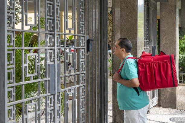 送货员宣布他已到达大楼图片下载