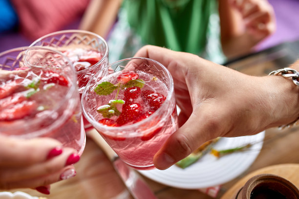 享受与家人或朋友的晚餐，干杯草莓柠檬汁图片下载