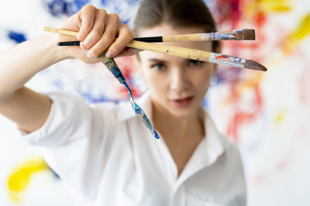 有趣的绘画艺术家女人与画笔工具图片下载