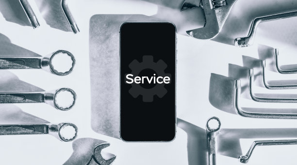 电话服务。配备电话和专用维修工具的技术人员工作场所。手机技术设备维护工程师。图片下载