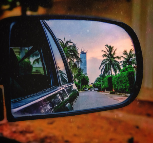 巴基斯坦最高建筑“Bahria Icon Tower”的倒影图片下载