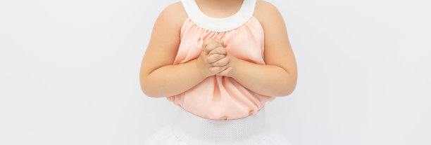 小女孩的手祈祷一个婴儿祈祷的特写图片下载