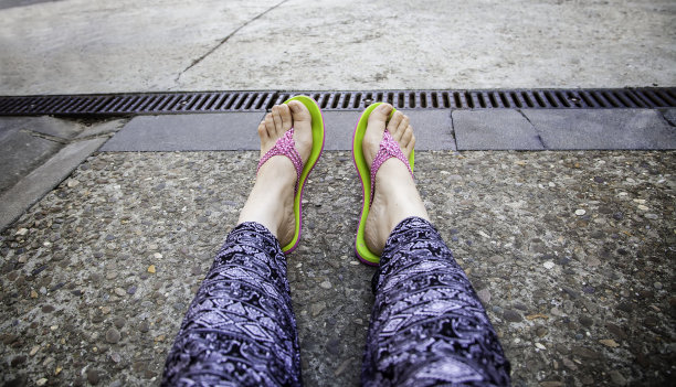 穿凉鞋的女人脚图片下载