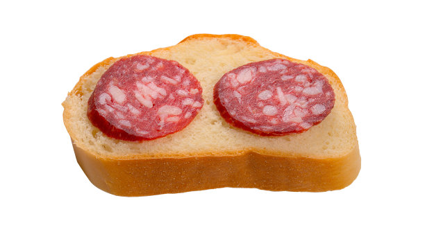 白色背景上的熏香肠三明治图片下载